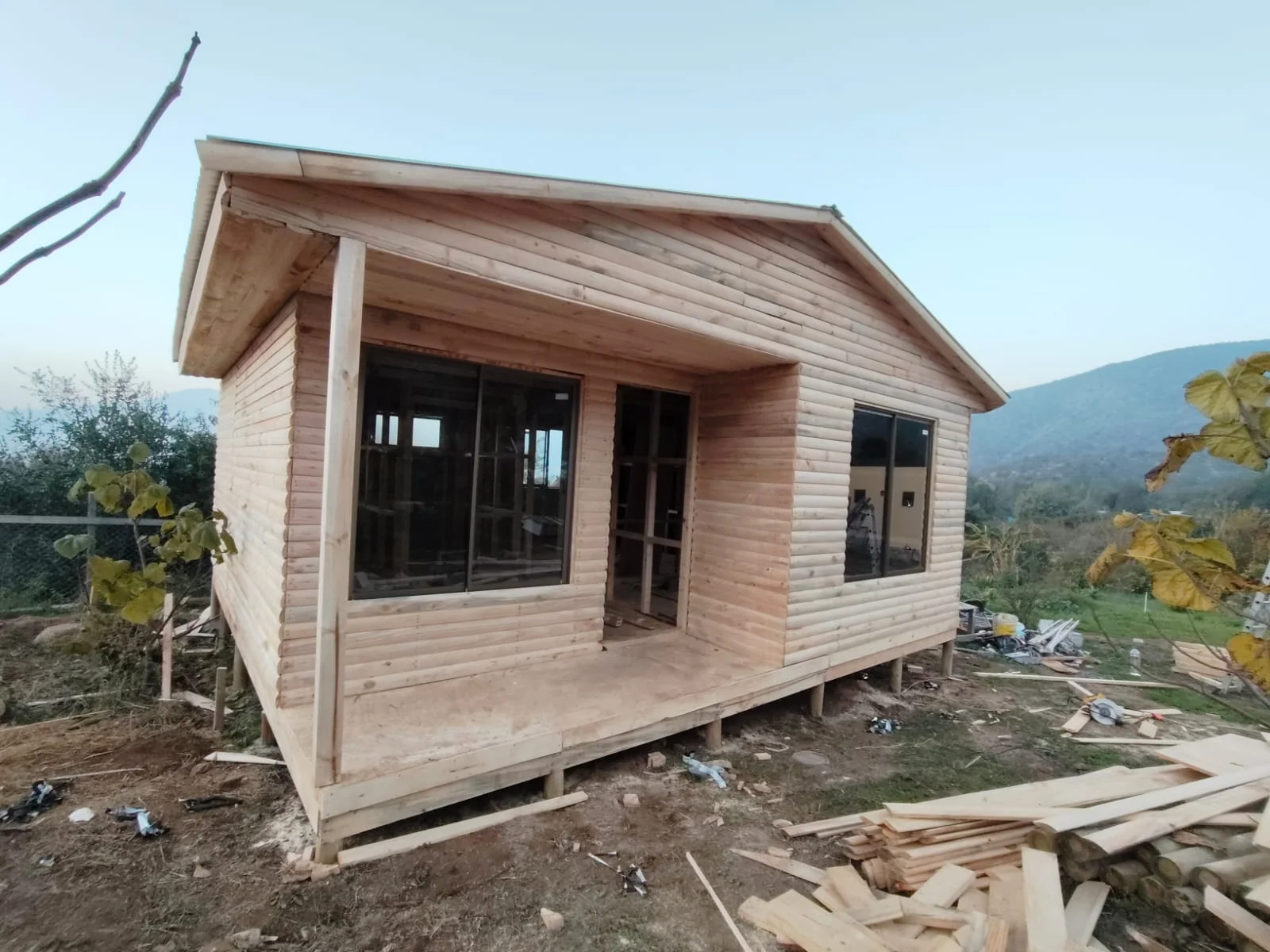 Armado en terreno de una casa de madera sobre palafito por LR Montajes
