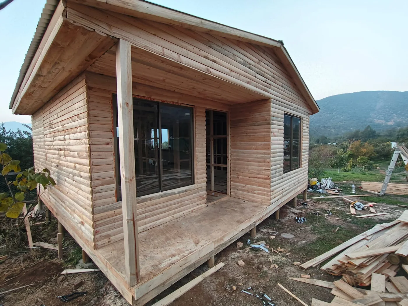 Casa de madera sobre palafito con terraza durante el armado en terreno