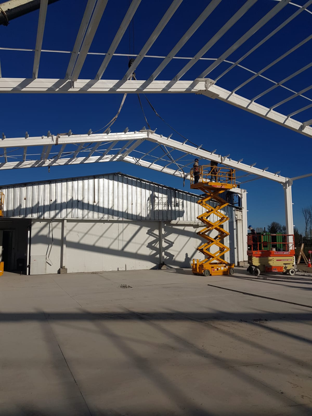 Obra civil industrial con estructura metálica en terreno en Chile