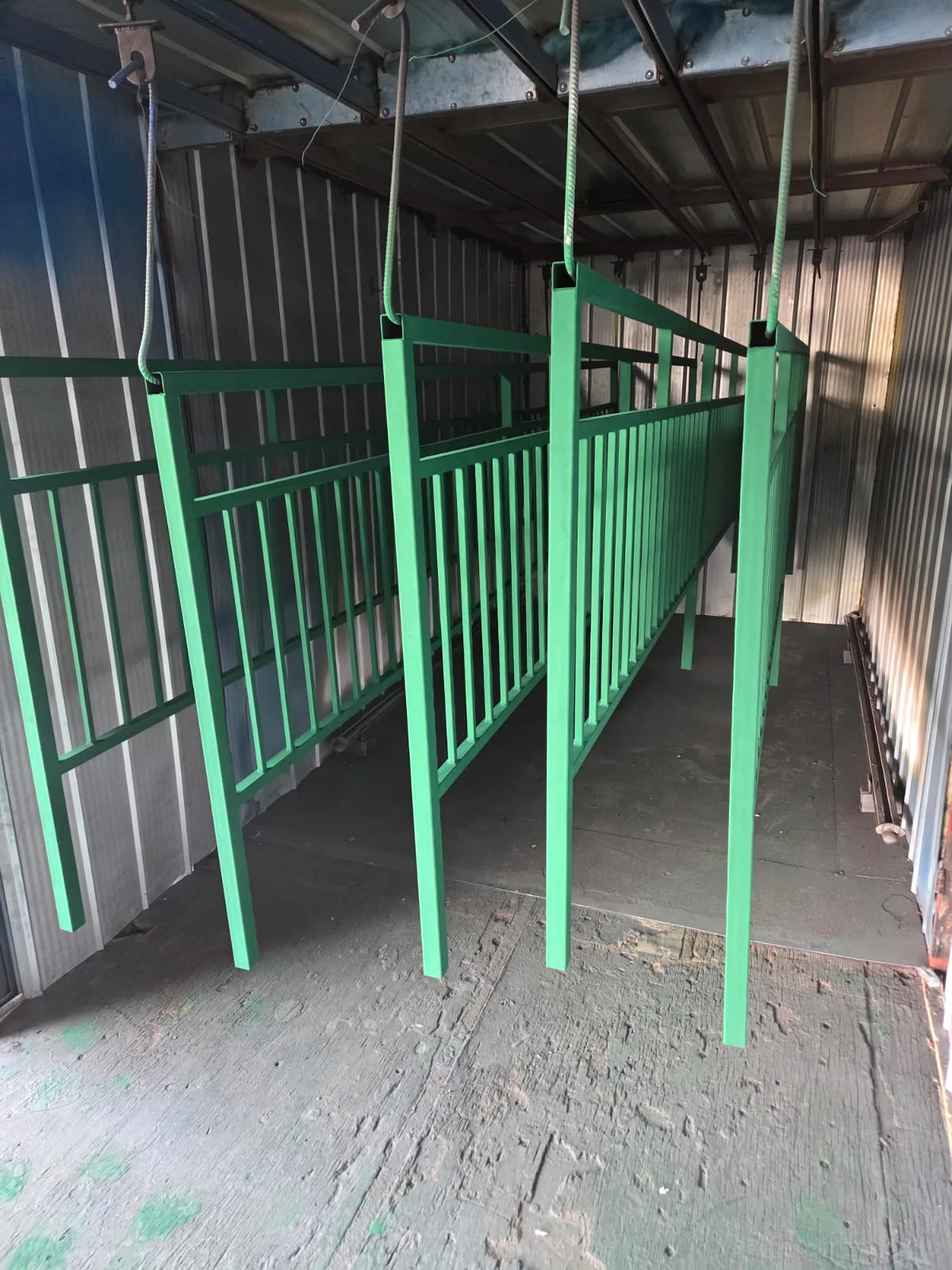 Vallas CONASET fabricadas por LR Montajes durante proceso de pintura electrostática