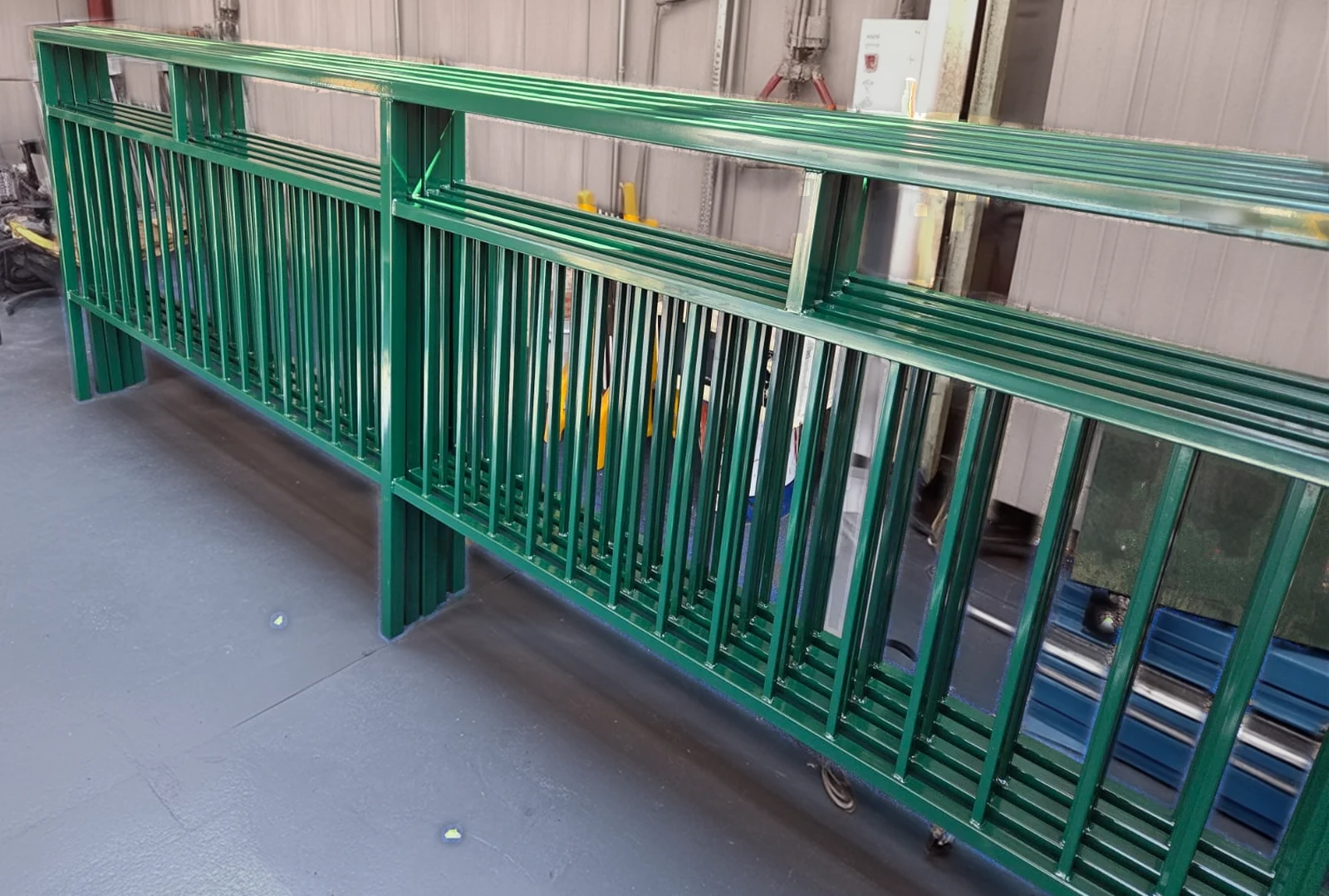 Lote de vallas CONASET verdes fabricadas por LR Montajes en taller metalúrgico