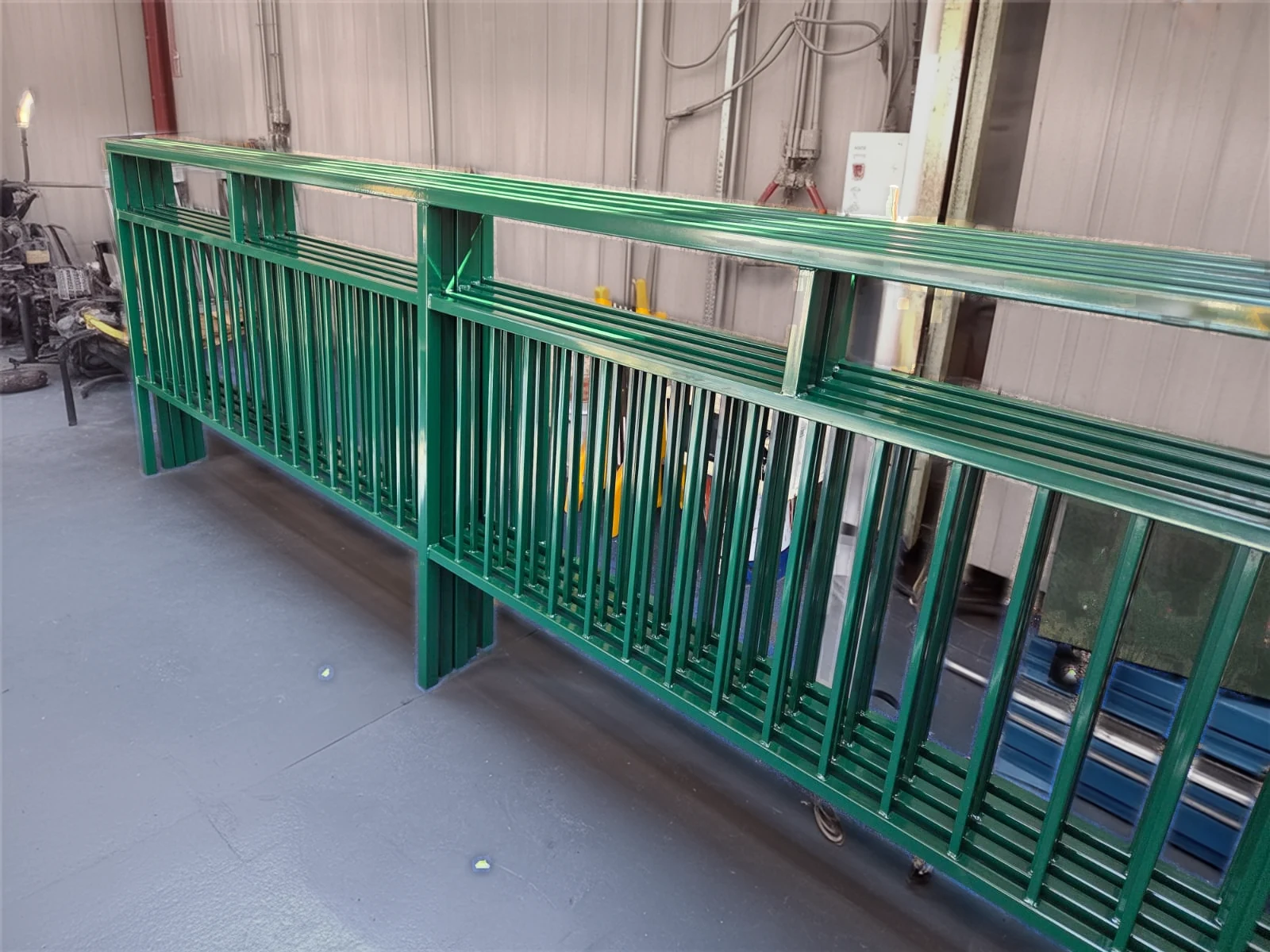 Lote de vallas CONASET verdes fabricadas por LR Montajes en taller metalúrgico